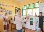 Plt. Sekretaris Daerah Kota Padangsidimpuan Menggunakan Hak Pilihnya Di TPS 26