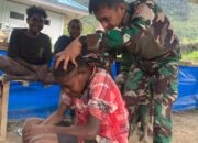 Cukur Gratis Satgas TNI 300 Siliwangi di Pos Mayuberi Papua