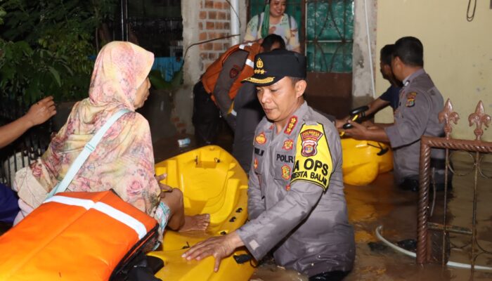 Banjir Di Bandar Lampung, Polresta Bandar Lampung Bergerak Cepat Bantu Evakuasi Warga Di Sejumlah Lokasi