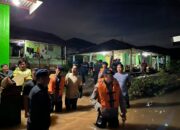 Brimob Lampung Bantu Masyarakat Yang Menjadi Korban Banjir