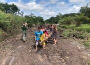 Satgas TMMD Kodim 0426/Tulang Bawang Bersama Anak-anak Sungai Badak Kumpulkan Kayu