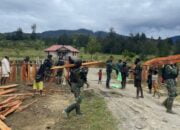 Satgas TNI 300 Siliwangi Bantu Masyarakat Membuat Pagar Kampung di Gome Papua