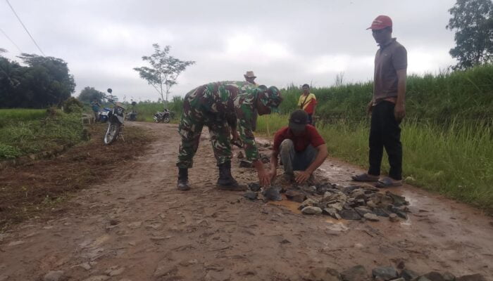 Gelorakan Semangat Gotong-royong, Babinsa Koramil 08/RU Ajak Warga Timbun Jalan Berlubang