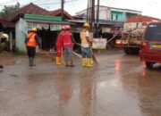 PT Adhi Acset KSO melakukan kegiatan rutin pembersihan jalan