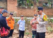 Respon Cepat, Kapolresta Bandar Lampung Turun Langsung Tinjau Dan Bagikan Makanan Di Lokasi Banjir