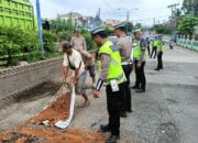 Antisipasi Laka Lantas, Sat Lantas Polres Lampung Utara Timbun Jalan Berlubang