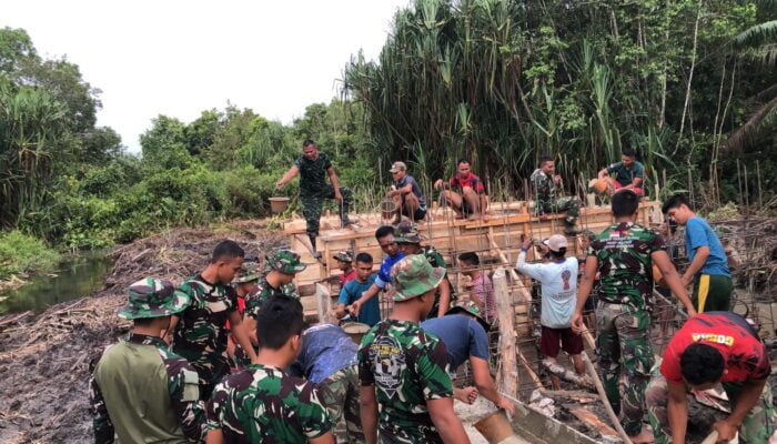 Pembangunan Jembatan Desa Sungai Badak Terus Berlanjut Satgas TMMD Kodim 0426 Tulang Bawang Terus Lakukan Pengecoran