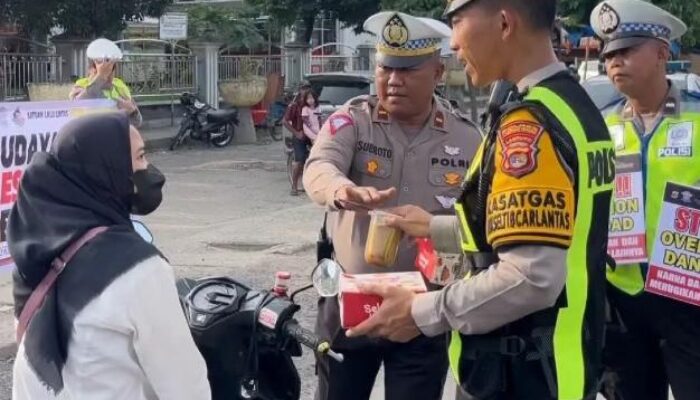 Satlantas Polres Lampung Tengah Berbagi Takjil Gratis Untuk Masyarakat