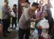 Kapolres Lampung Tengah Bagi Bagi Sembako Untuk Warga Membutuhkan