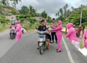 Polsek Momunu Bersama Bhayangkari Berbagi Takjil Jelang Buka Puasa