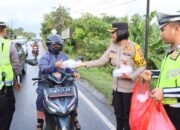 Kapolres Pesawaran Berbagi Takjil Menjelang Berbuka Puasa