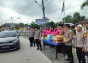 Kapolsek Seputih Mataram Bersama Bhayangkari Bagi Bagi Takjil Jelang Buka Puasa