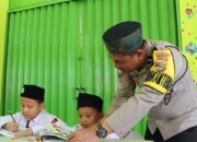 Bhabinkamtibmas Inspiratif Bhayangkara Teladan Salurkan Beasiswa Sekolah Gratis