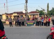 Turun ke Jalan, Kapolsek Tumijajar Bagikan Takjil Berbuka Puasa Kepada Warga yang Melintas