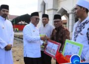 Bupati dan Wabup Lutim Serahkan Berbagai Bantuan Saat Safari Ramadhan di Mangkutana