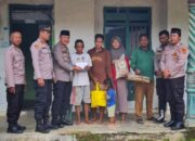 Kapolsek Rumbia Beri Bantuan dan Gotong Royong Perbaiki Rumah Warga Yang Tersambar Petir