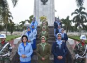 Peringati HUT Persit Kartika Chandra Kirana Ke -78 Dan Dharma Pertiwi Ke-60, Ketua Persit Kartika Chandra Kirana Koorcab Rem 043 PD II/Swj Pimpin Ziarah Ke Makam Pahlawan