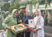 Serahkan Bingkisan, Brigjen TNI Iwan Ma’ruf Zainudin, S.E.,