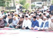 Kapolda Jambi Laksanakan Salat Idul Fitri 1445 Hijriah Bersama Masarakat Jambi