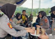 Polisi di Bandar Lampung Bagikan Air Mineral dan Kopi Ke Pemudik di Pelabuhan Panjang