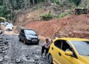 Polisi Berjibaku Mengatur Lalu Lintas di Lokasi Longsor Km 17 di Lampung Barat