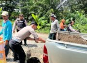 Kerap Dijadikan Modus Pungli Jalanan, Polres Lampung Tengah Bersama Masyarakat dan Polsek Gunung Sugih Gotong Royong Perbaiki Jalan Rusak