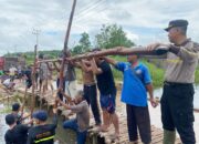 Cegah Aksi Pungli, Polsek Dente Teladas Bersama Warga Gotong Royong Bangun Jembatan