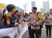 May Day, Polisi di Bandar Lampung Bagikan Bunga Hingga Makanan Gratis Kepada Peserta Unjuk Rasa