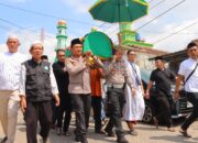 Antarkan Ke Peristirahatan Terakhirnya, Kapolresta Bandar Lampung Ikut Usung Keranda Jenazah Tokoh Kharismatik NU Lampung K.H. M. Arief Mahya