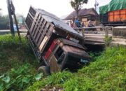 Satlantas Polresta Bandar Lampung Evakuasi Pemotor Meninggal Korban Kecelakaan Truk Rem Blong