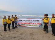 Peringati Hari Bhayangkara Ke-78, Polres Lampung Selatan Gelar Aksi Bersih-Bersih Di Pantai Sanggar