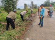 Bhabinkamtibmas Polsek Tulang Bawang Tengah  ajak Gotong Royong  Warga Binaannya.