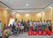 Pj. Wali Kota Letnan Dalimunthe Salurkan Bantuan ATENSI PPKS Penyandang Disabilitas Kota Padangsidimpuan.