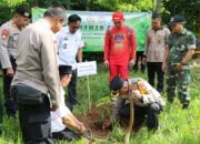 Peringati Hari Bhayangkara Ke-78, Polres Way Kanan dan Jajaran  Gelar Tanam Pohon Serentak dan Bansos