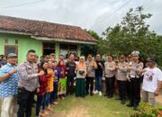 Wujud Kepedulian Polri, Kapolres Lampung Tengah Bersama Tim Relawan Sosial Berikan Bantuan Kepada Seorang Anak Yatim Piatu