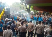 Massa aksi menyampikan pendapat di Pemkot wali kota Bekasi