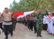 Sambut HUT RI, TNI-Polri di Bandar Lampung Kirab Bendera Merah Putih Sepanjang 79 Meter Ke Atas Bukit