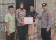 Peduli Masyarakat, Polwan Cantik di Jati Agung Lamsel Bagi-Bagi Bingkisan Sembako