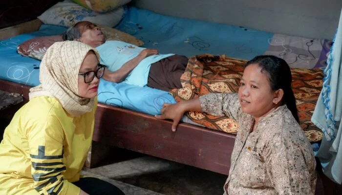 Mbak Ela Datangi salah satu Warga Yang Sakit Lumpuh Bertahun-Tahun dan UMKM di Lampung timur