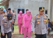 Peduli Sesama, Kapolres Lampung Tengah Bersama Ibu Bhayangkari Beri Bantuan Sembako Bagi Korban Angin Puting Beliung