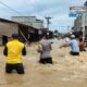 Polsek Seruway Sigap Bantu Warga Akibat Tanggul Sungai Jebol