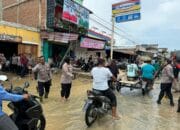 Polwan Polres Aceh Tamiang Salurkan Bantuan Sosial Bagi Korban Banjir di Seruway