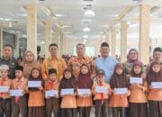 Pj. Wali Kota Padangsidimpuan Serahkan Bantuan kepada Siswa-Siswi SD dan SMP se-Kota Padangsidimpuan