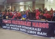 Massa Geruduk DPRD Maros Imbas Legislator Diduga Hina Pendukung Kotak Kosong, Pagar Gedung Rusak