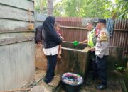 Cegah Demam Berdarah, Babinsa Bersama Babinkamtibmas Cek Jentik di Rumah Warga