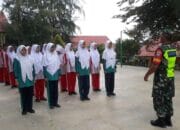 Tanamkan Disiplin Babinsa 07/Kejuruan Muda Latih PBB Siswa-Siswi MAN 2 Aceh Tamiang