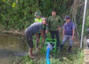 Melalui Program Pompanisasi, Babinsa Koramil 02/Karang Baru Bantu Petani Mengairi Sawah