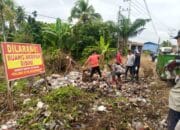 Semangat Gotong Royong Warga Masyarakat Desa Ara Condong Bersikan Sampah Di Depan Masjid Al Fallah Dusun I Ulu Brayun